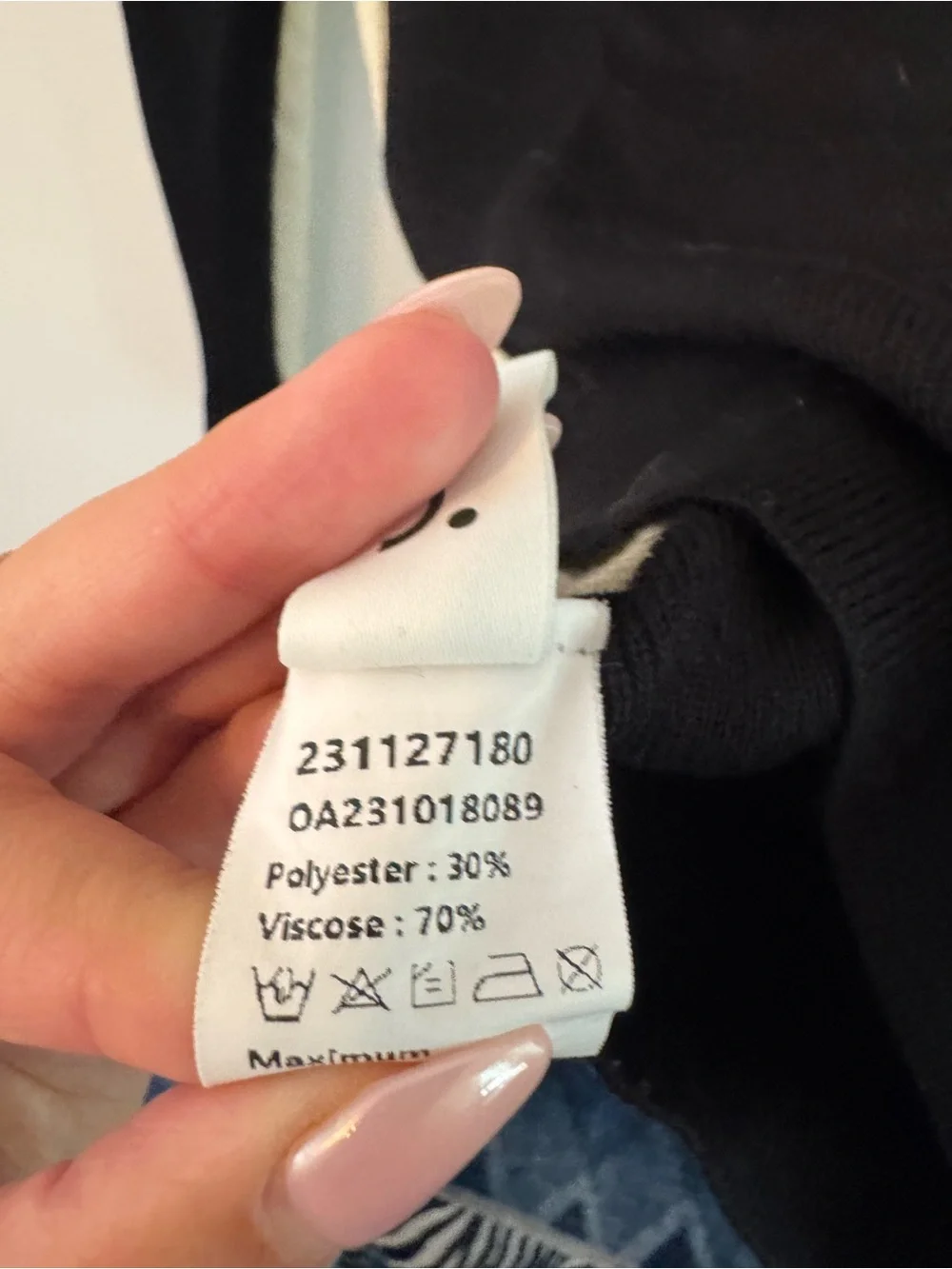 Size M Women's Two-Tone Mock Neck Sweater in Cream and Black